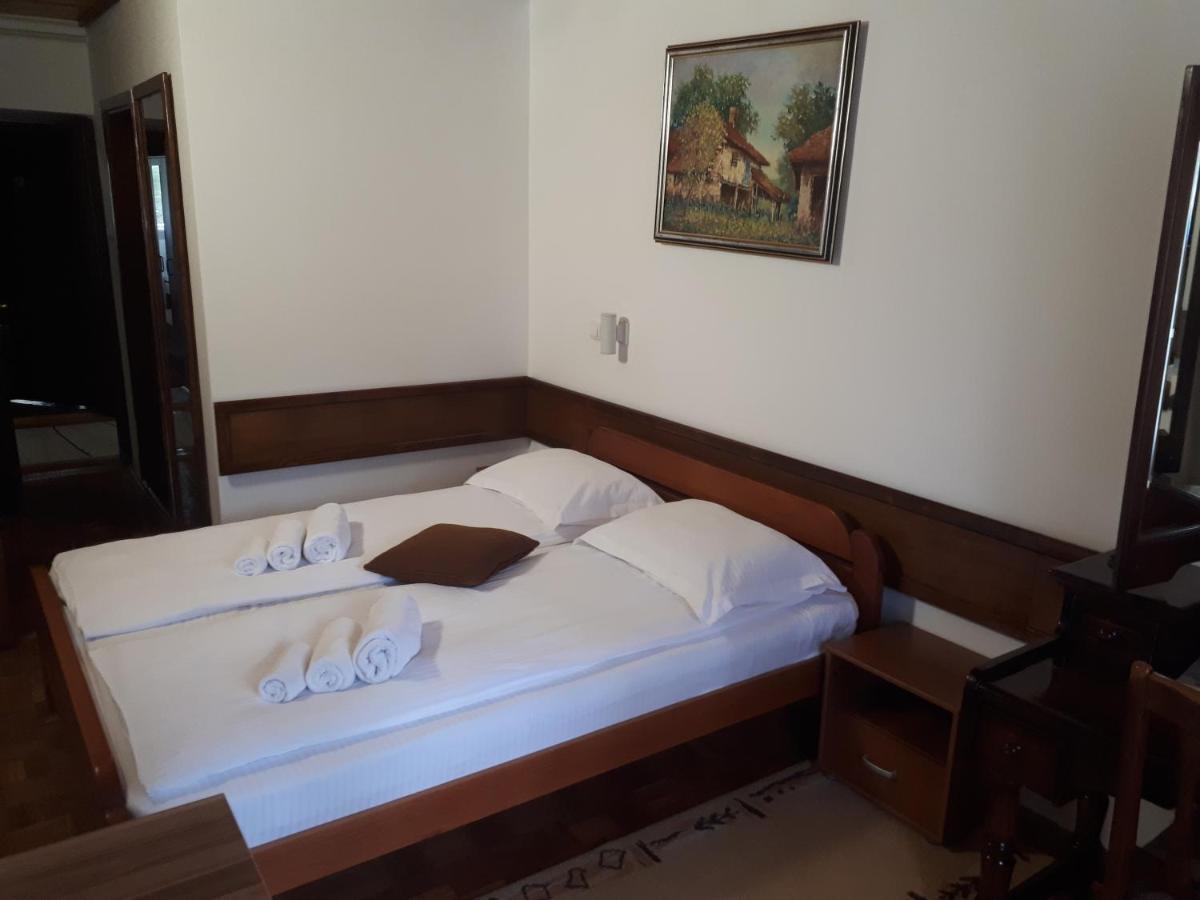 Hotel Trayal ครูเชวัซ ภายนอก รูปภาพ